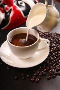 śmietana kremówka może być dodatkiem do kawy