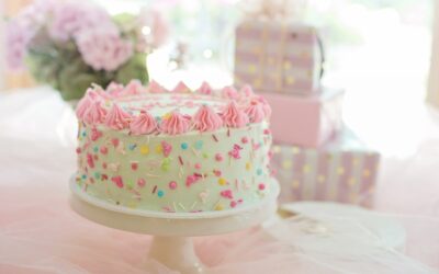 Sztuczne i jadalne dekoracje na tort. Czym udekorować torty i inne desery?