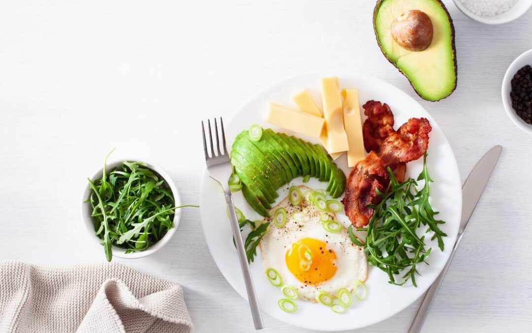 Pomysł na śniadanie z jajek – czy warto je jeść?