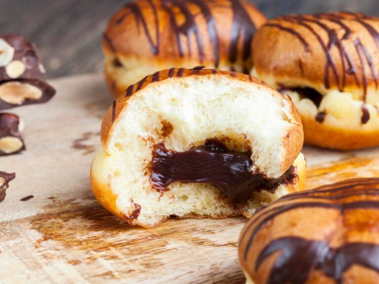 Pączki z nadzieniem. Obrazek w artykule Pączki i tłusty czwartek. Tradycje i zwyczaje związane z jedzeniem pączków w tym dniu