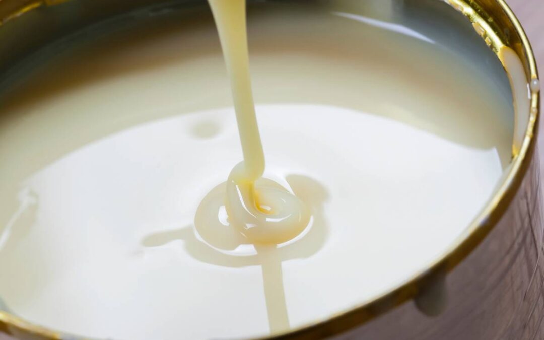 Jak odróżnić mleko skondensowane od zagęszczonego? Praktyczny przewodnik po produktach z mleka
