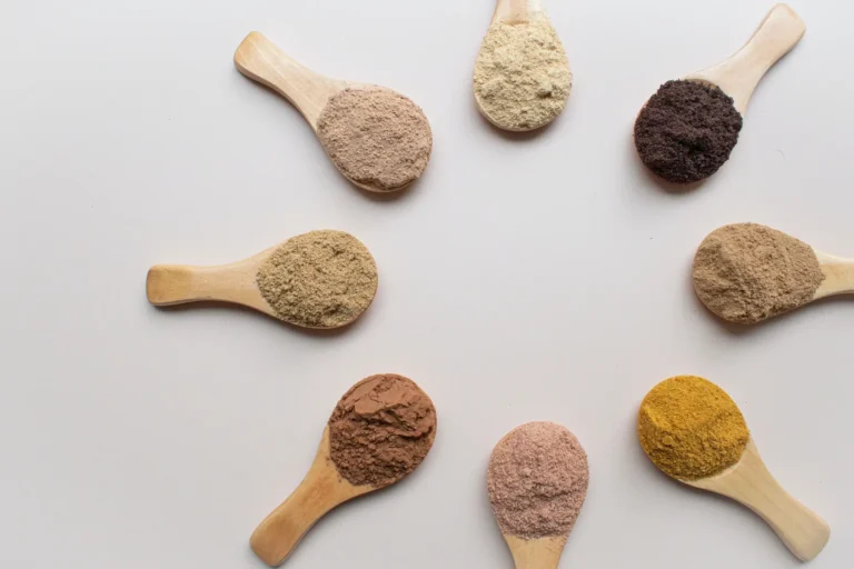 Super foods w diecie. Na zdjęciu superfoods na drewnianych łyżkach