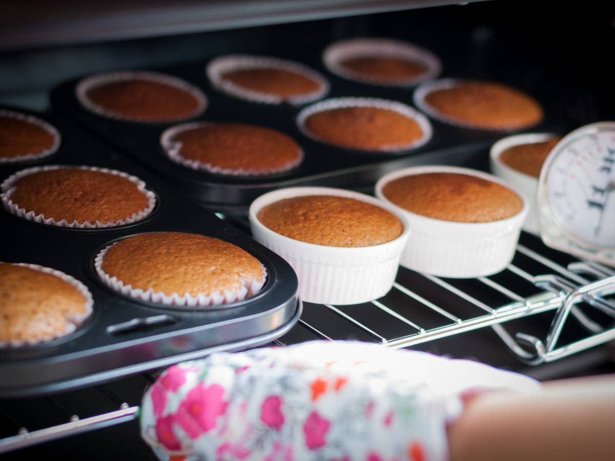 Ciasto w piekarniku. Obrazek w artykule Czym zastąpić proszek do pieczenia? Alternatywne metody spulchniania ciast