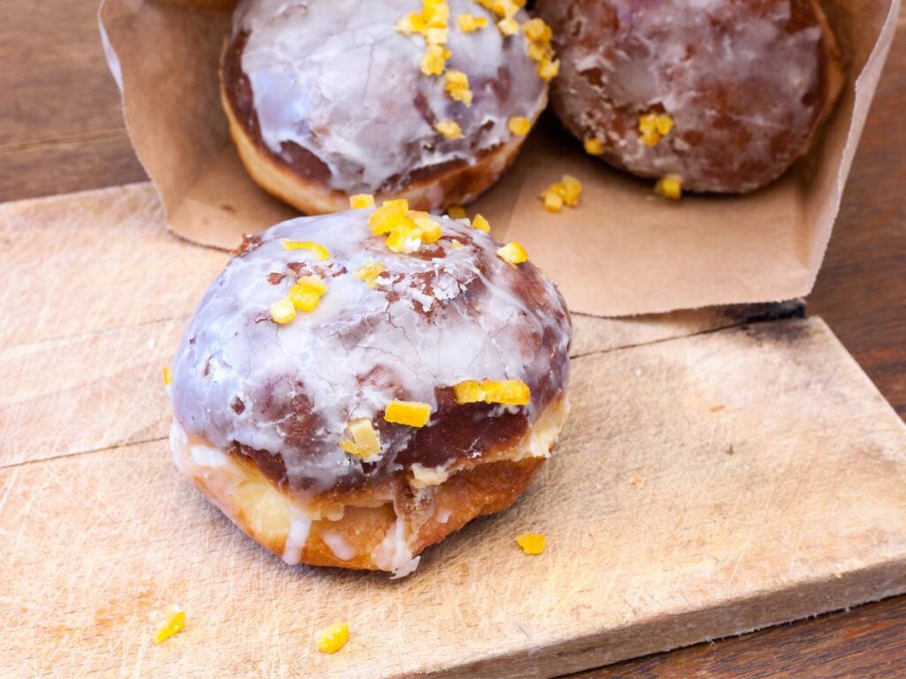 Pączki na stole. Obrazek w artykule Tłusty czwartek. Jak zmieniały się tradycje tłustego czwartku przez wieki?