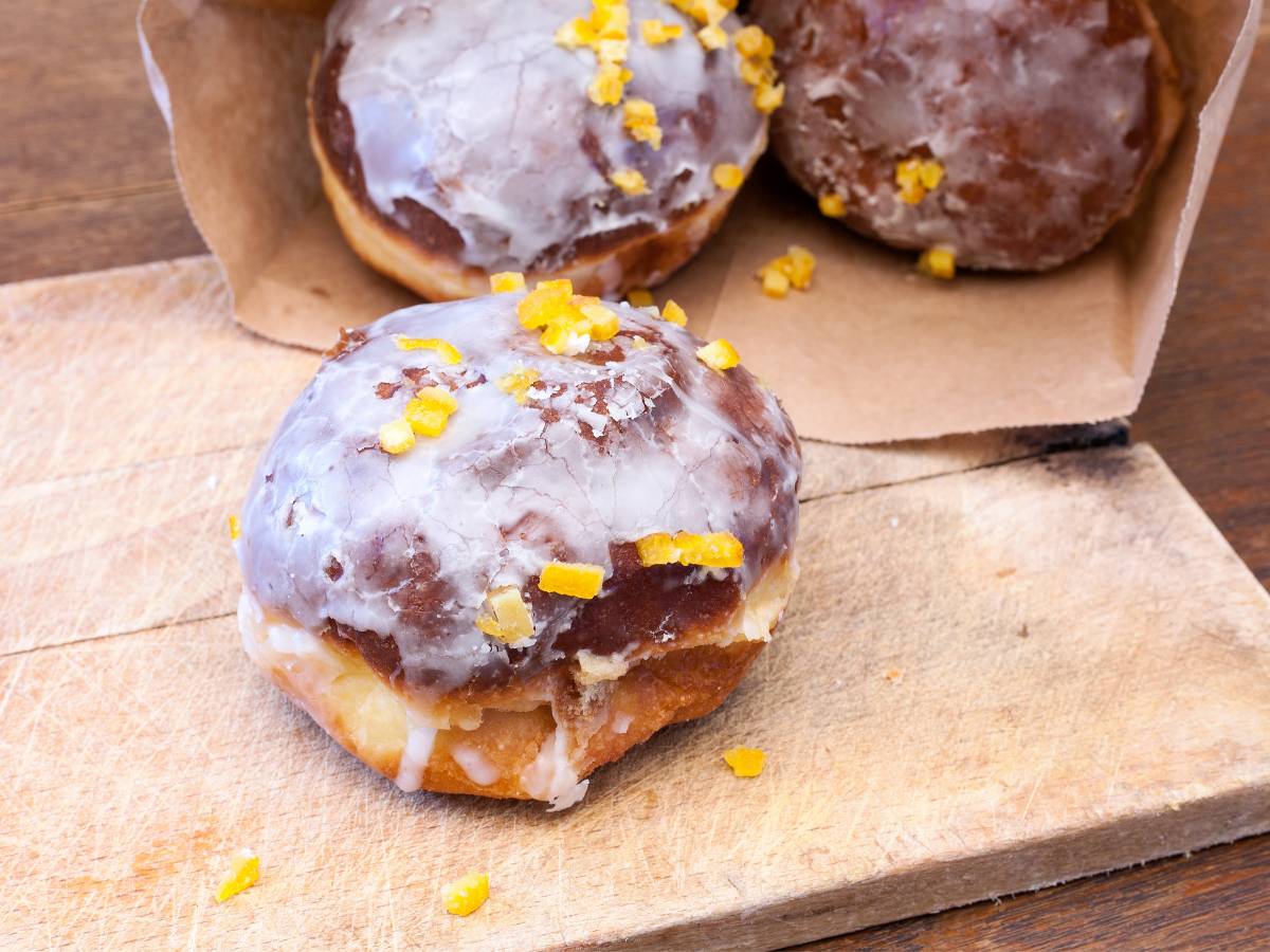 Pączki na stole. Obrazek w artykule Tłusty czwartek. Jak zmieniały się tradycje tłustego czwartku przez wieki?