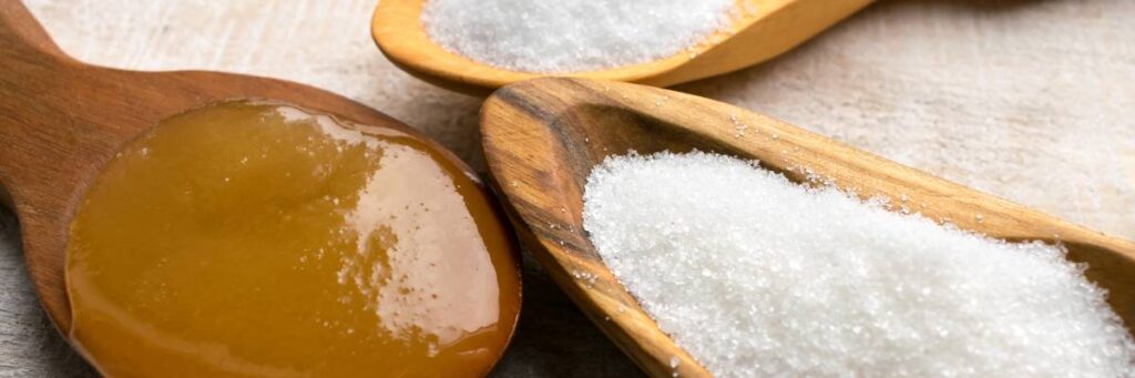 Drewniane łychy z zamiennikami. Obrazek w artykule Naturalny zamiennik cukru w Twojej kuchni. Jak słodzić zdrowo?