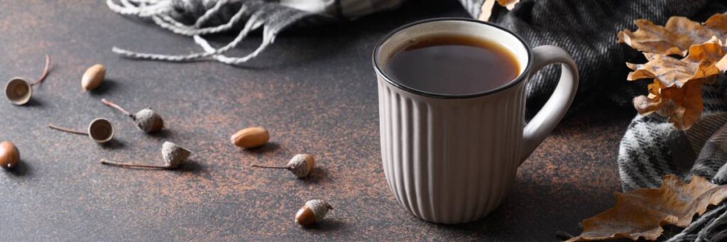 Kawa w kubku i ziarna. Obrazek w artykule Zamiennik kawy. Co pić zamiast klasycznej „małej czarnej”?